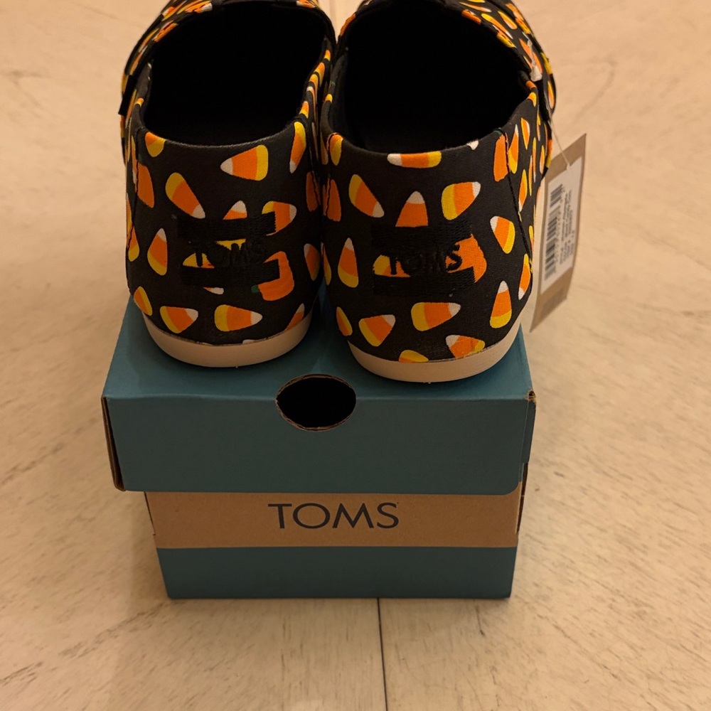 NWT TOMS Black and Orange Candy Corn Halloween Slip-Ons - Picture 4 of 7